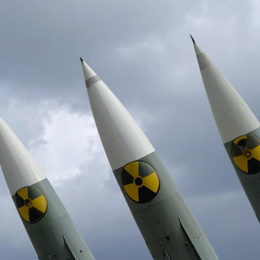 СВР: Великобритания и Франция решили тайно передать Украине ядерное оружие. Служба внешней разведки Российской Федерации (СВР) сообщила, что Великобритания и Франция планируют тайно передать Украине ядерное оружие, предположительно, в виде "грязной" бомбы. СВР утверждает, что эти страны стремятся скрыть факт поставки, выдав его за собственное украинское оружие