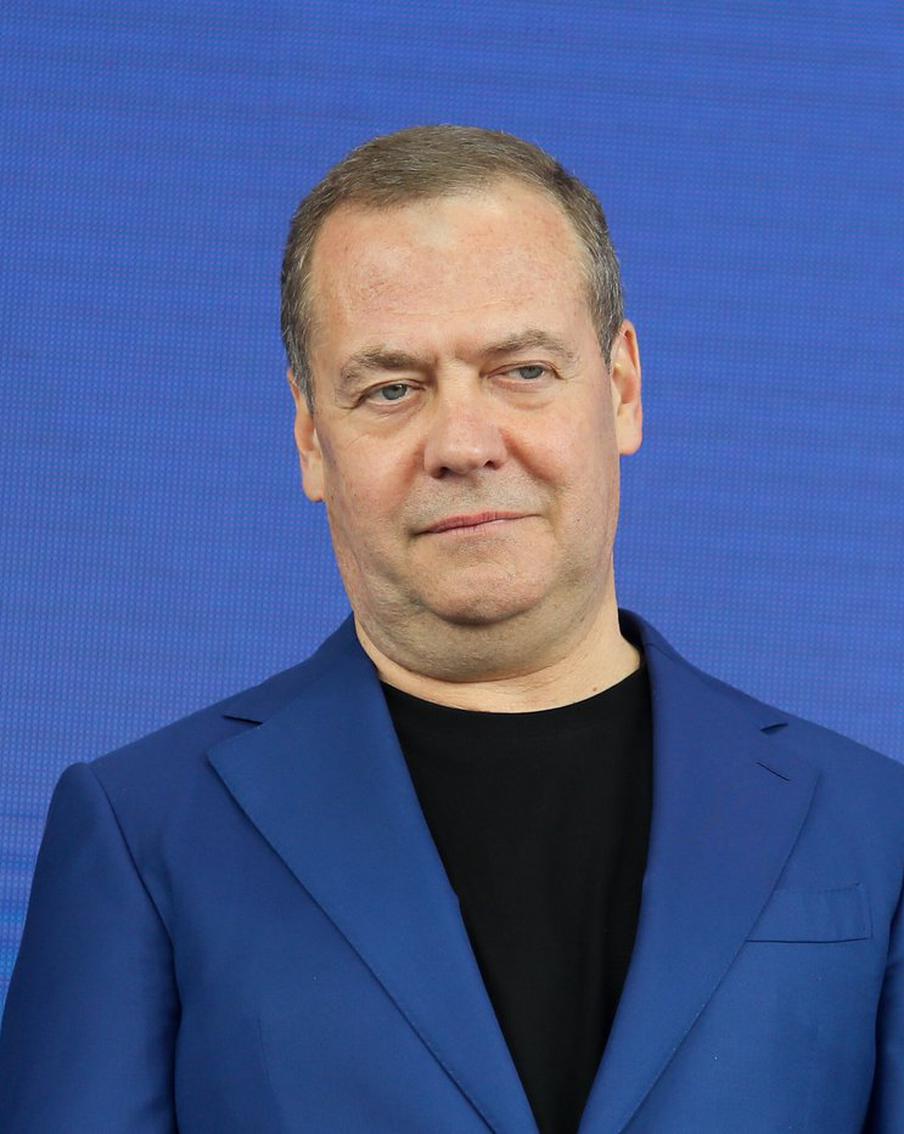 Медведев предупредил Запад о ядерном ответе России на передачу Украине ЯО. Дмитрий Медведев, заместитель председателя Совета безопасности Российской Федерации, заявил о возможности применения Россией нестратегического ядерного оружия в ответ на поставку ядерного оружия Украине странами Запада