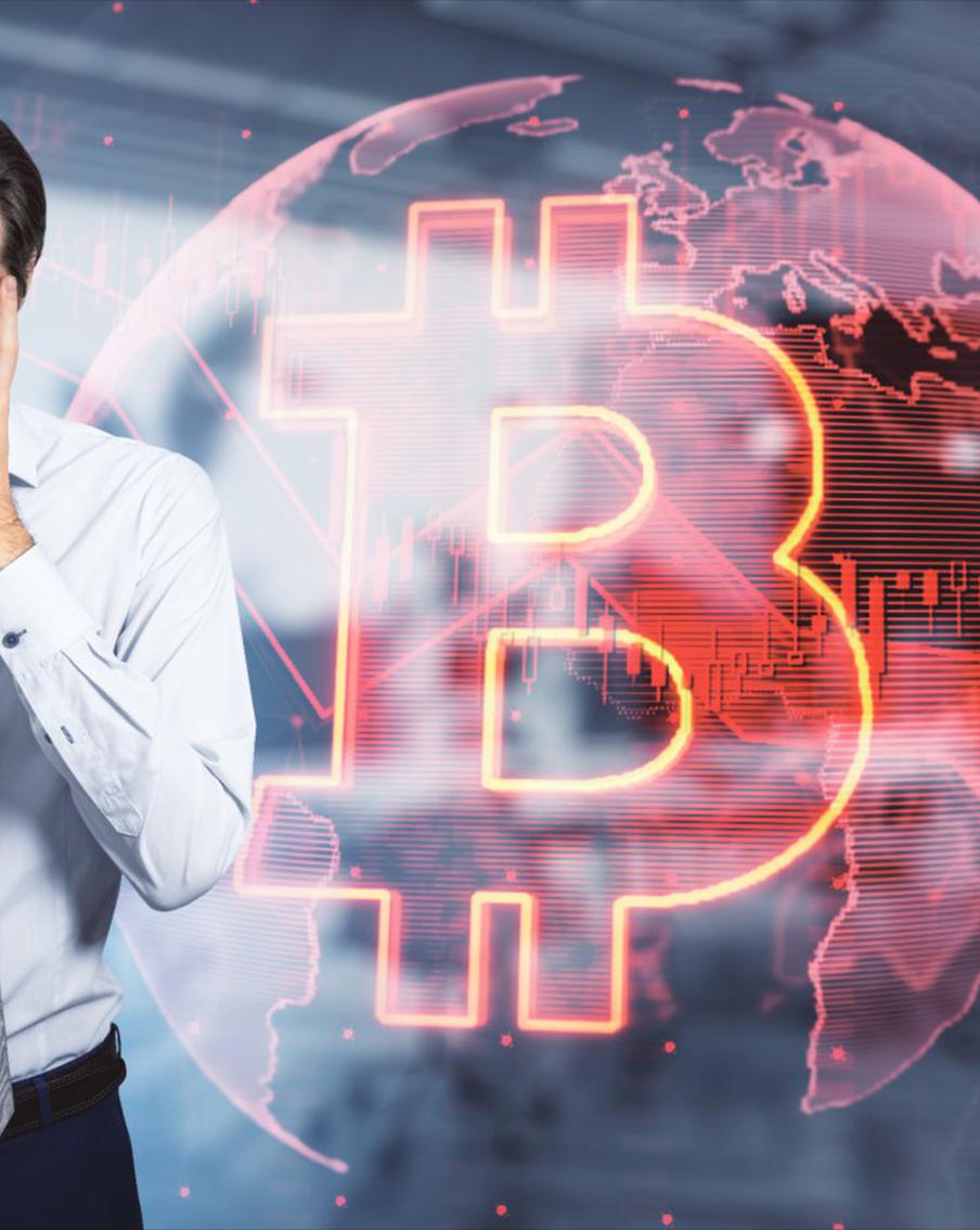 Трамп ударил пошлинами по крипте: курс биткоина упал ниже $65 тысяч