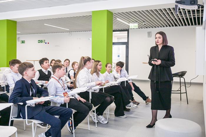 Почему российским восьмиклассникам перестанут преподавать обществознание