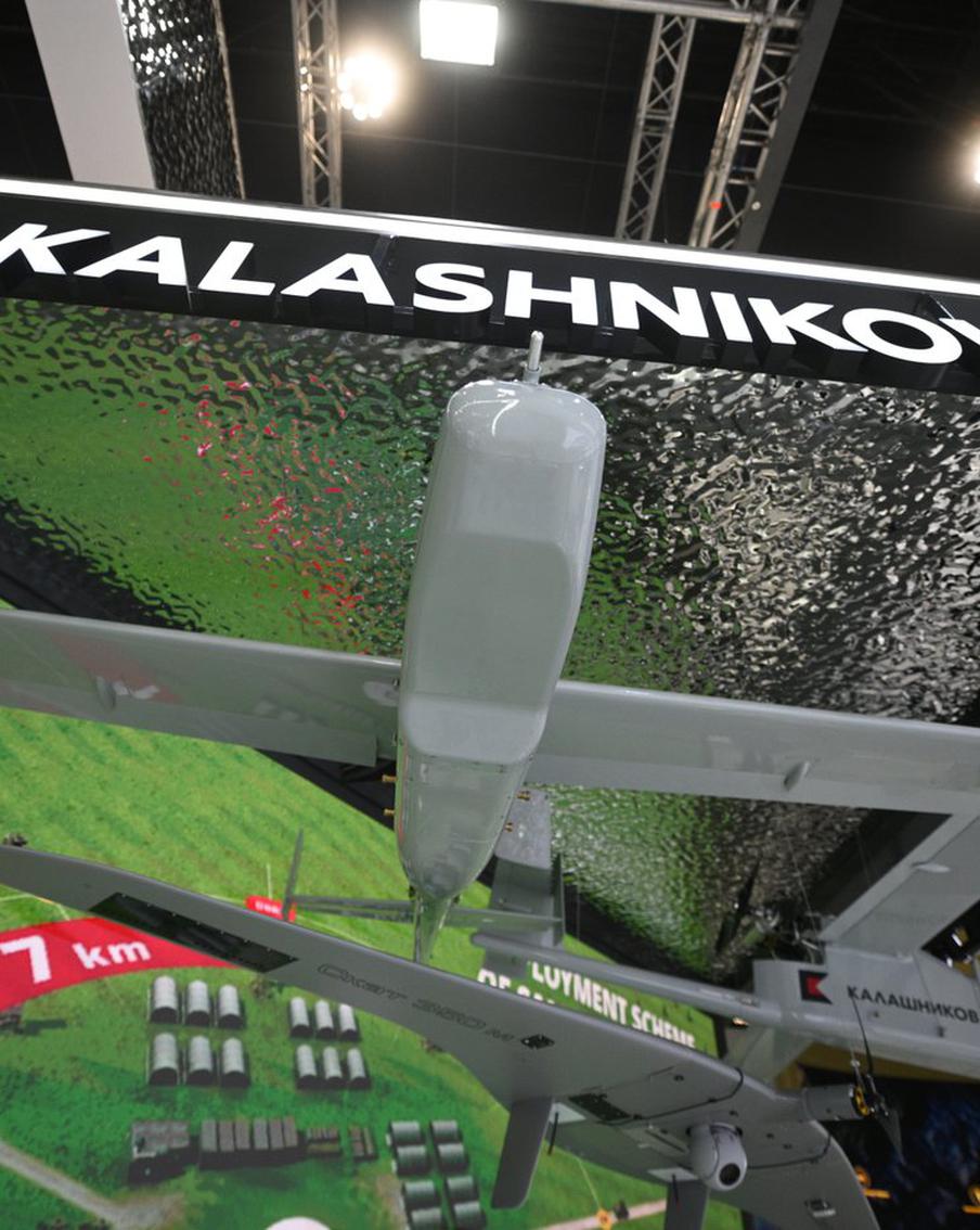 "Калашников" представил дрон-камикадзе с дальностью полёта свыше 100 км. Новый тактический комплекс получил обозначение "КУБ-10МЭ". Разработчики заявляют о высокой защищённости от РЭБ и возможности поражать цели на значительном удалении