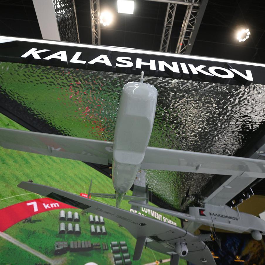 "Калашников" представил дрон-камикадзе с дальностью полёта свыше 100 км. Новый тактический комплекс получил обозначение "КУБ-10МЭ". Разработчики заявляют о высокой защищённости от РЭБ и возможности поражать цели на значительном удалении