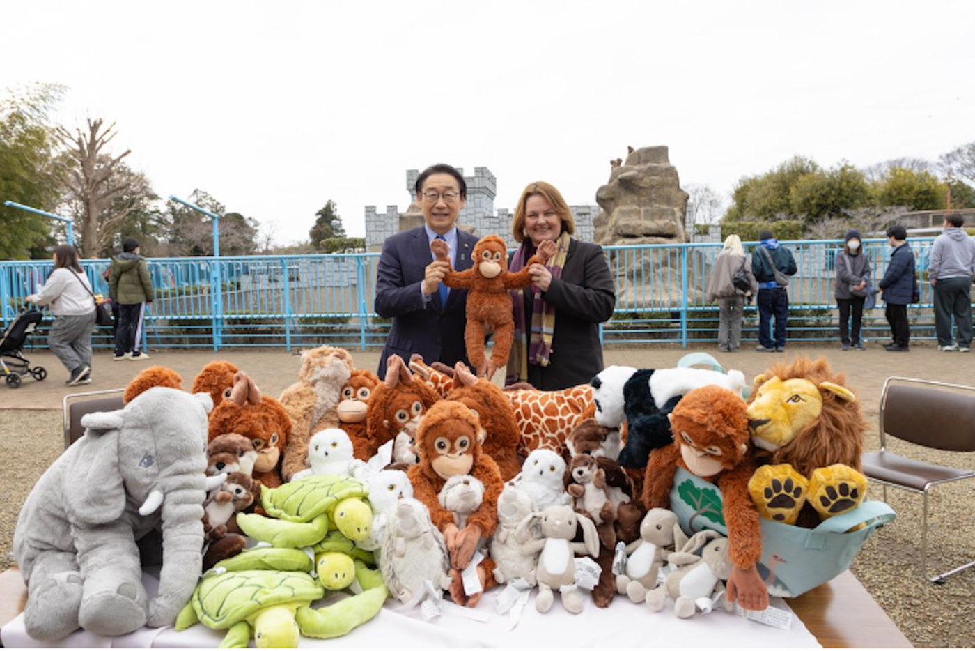 Панчу привезли "пожизненный" запас плюшевых орангутанов – и не только