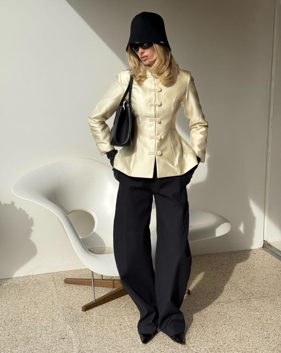 Жакет в азиатском стиле станет изюминкой повседневного образа.