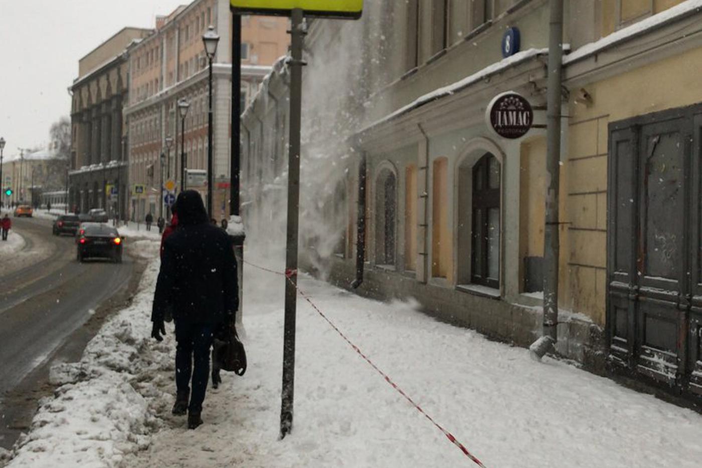 Синоптик рассказал о рекордной высоте сугробов в Москве