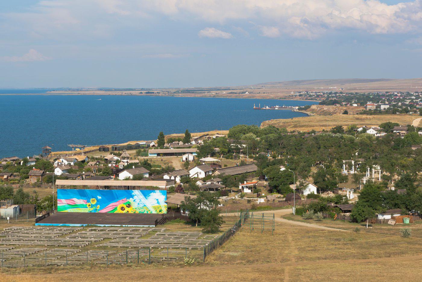 Темрюкский район знаменит песчаными пляжами, вулканами с лечебной грязью и цветением лотосов в лимане залива.