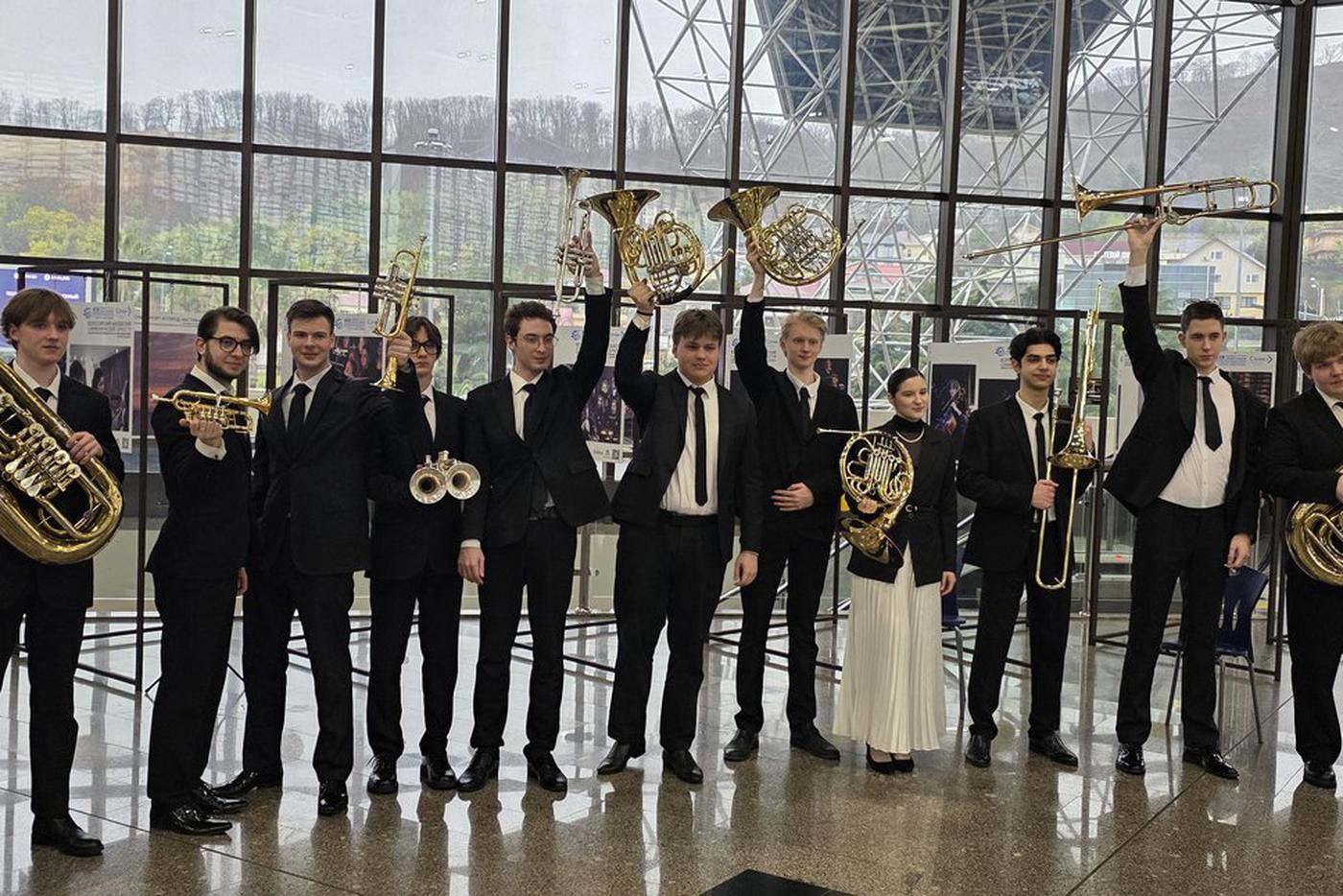 Прокофьев под гул самолёта: пассажиров аэропорта Сочи удивили необычным концертом