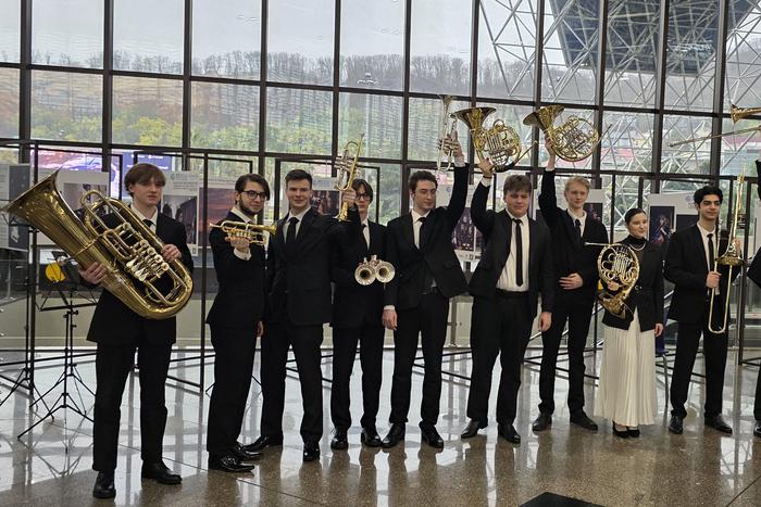 Прокофьев под гул самолёта: пассажиров аэропорта Сочи удивили необычным концертом