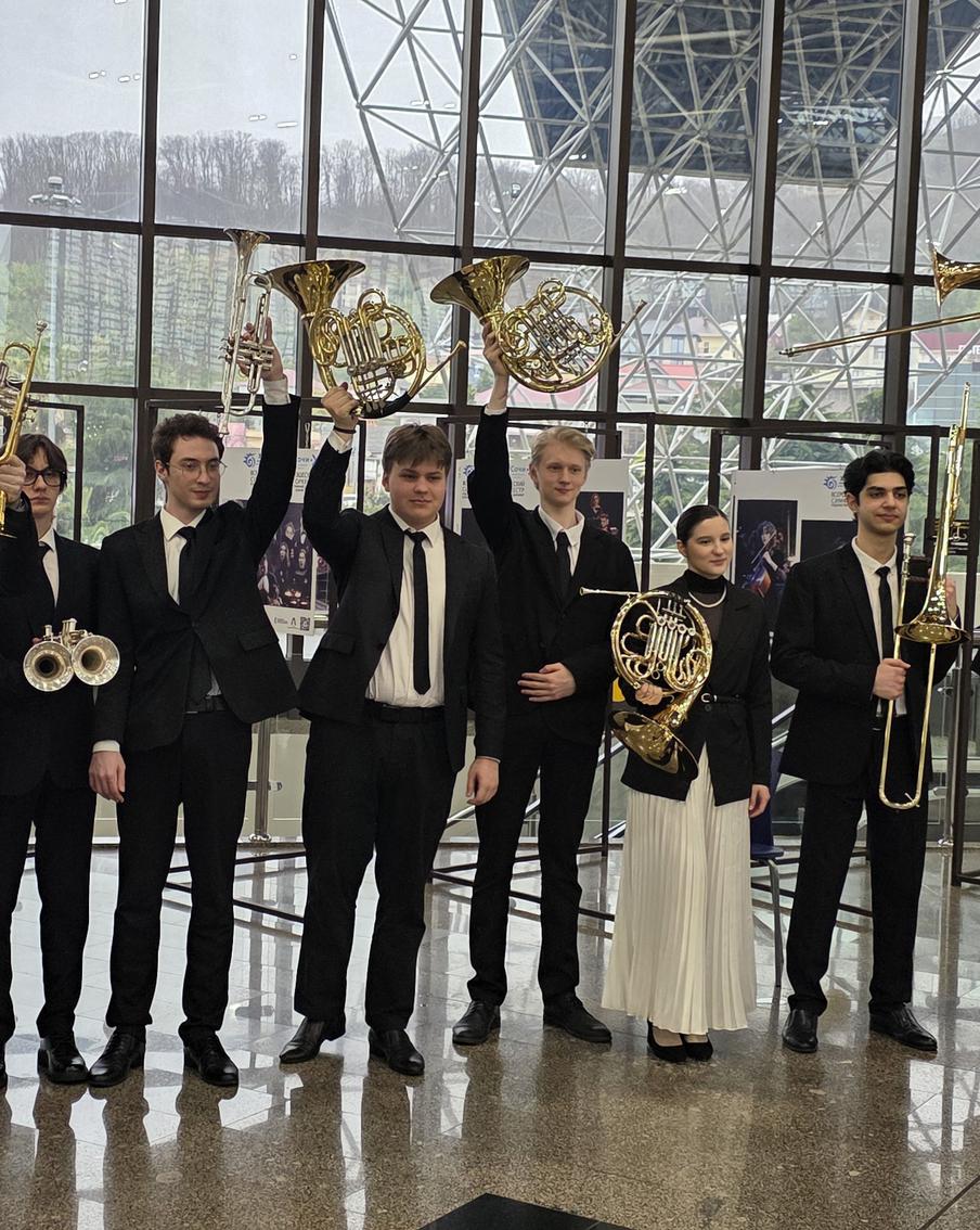 Прокофьев под гул самолёта: пассажиров аэропорта Сочи удивили необычным концертом