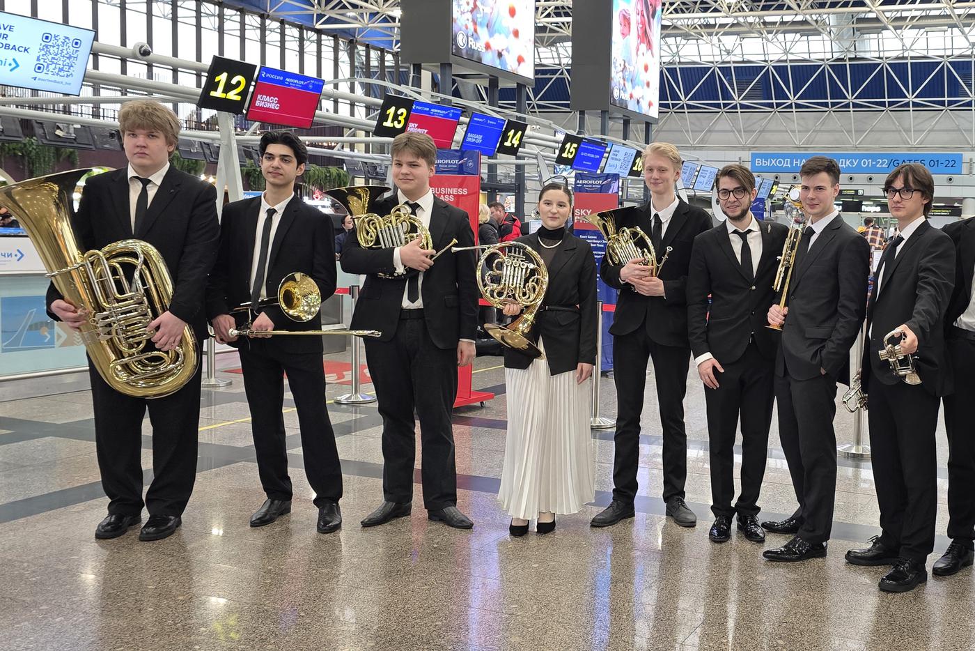 Юношеский оркестр дал концерт в аэропорту Сочи.