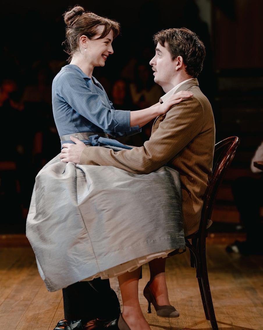 Сцена из спектакля "Таланты и поклонники".