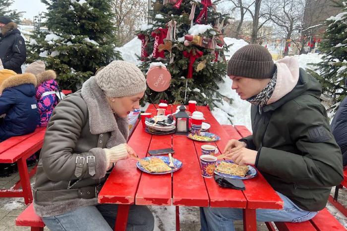 Как в Москве на глазах у Есенина отпраздновали Масленицу и помогли бойцам СВО