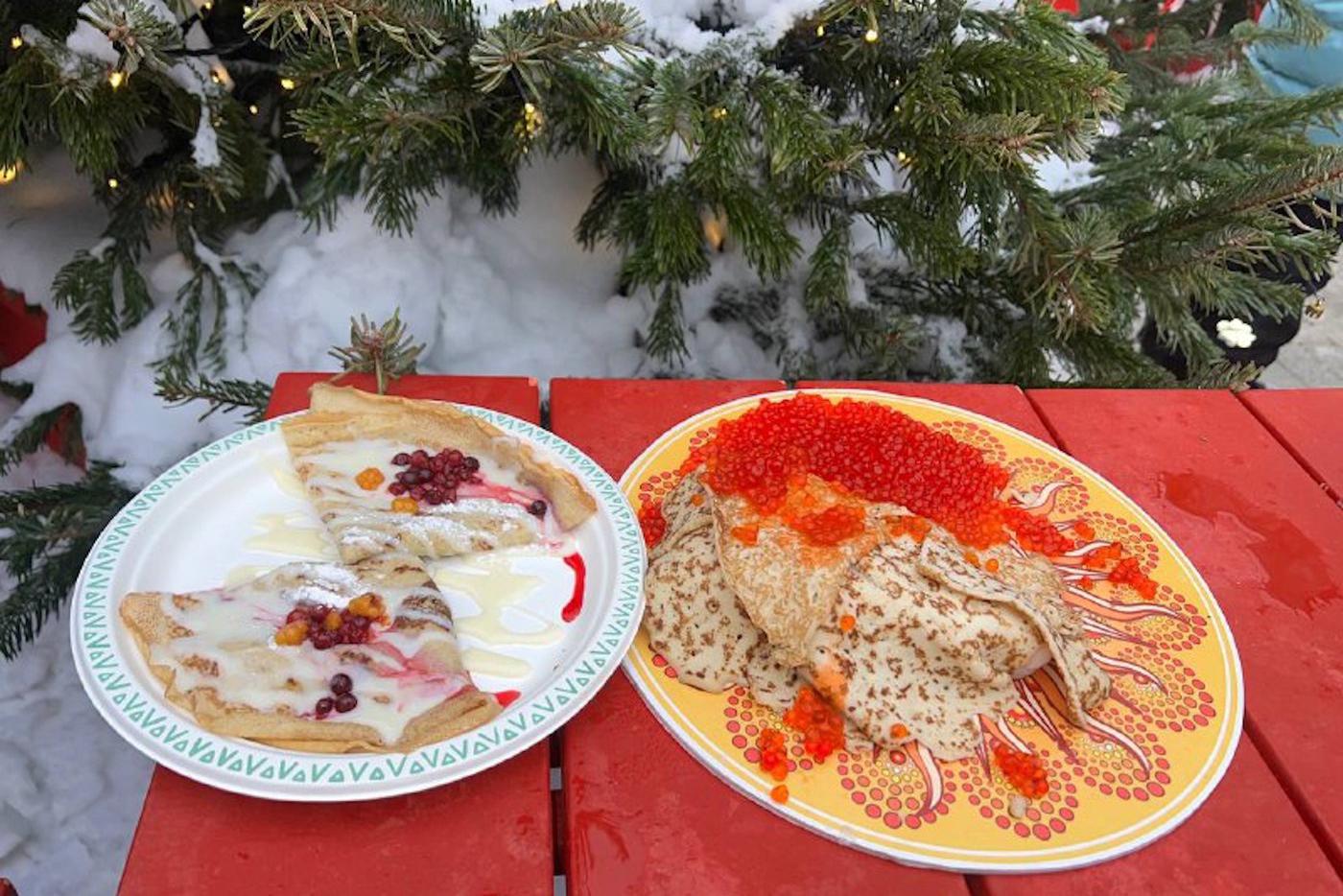 Блины с морошкой и красной икрой не успевали остыть.