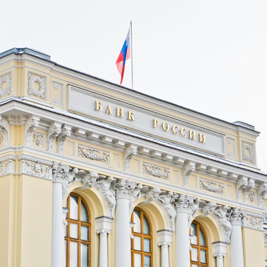 В Центробанке предупредили о новых мошеннических схемах на рынке ценных бумаг. Злоумышленники используют счета инвесторов для вовлечения их в дропперство и предлагают псевдоинвестиции с "первой прибылью" и фиктивной страховкой