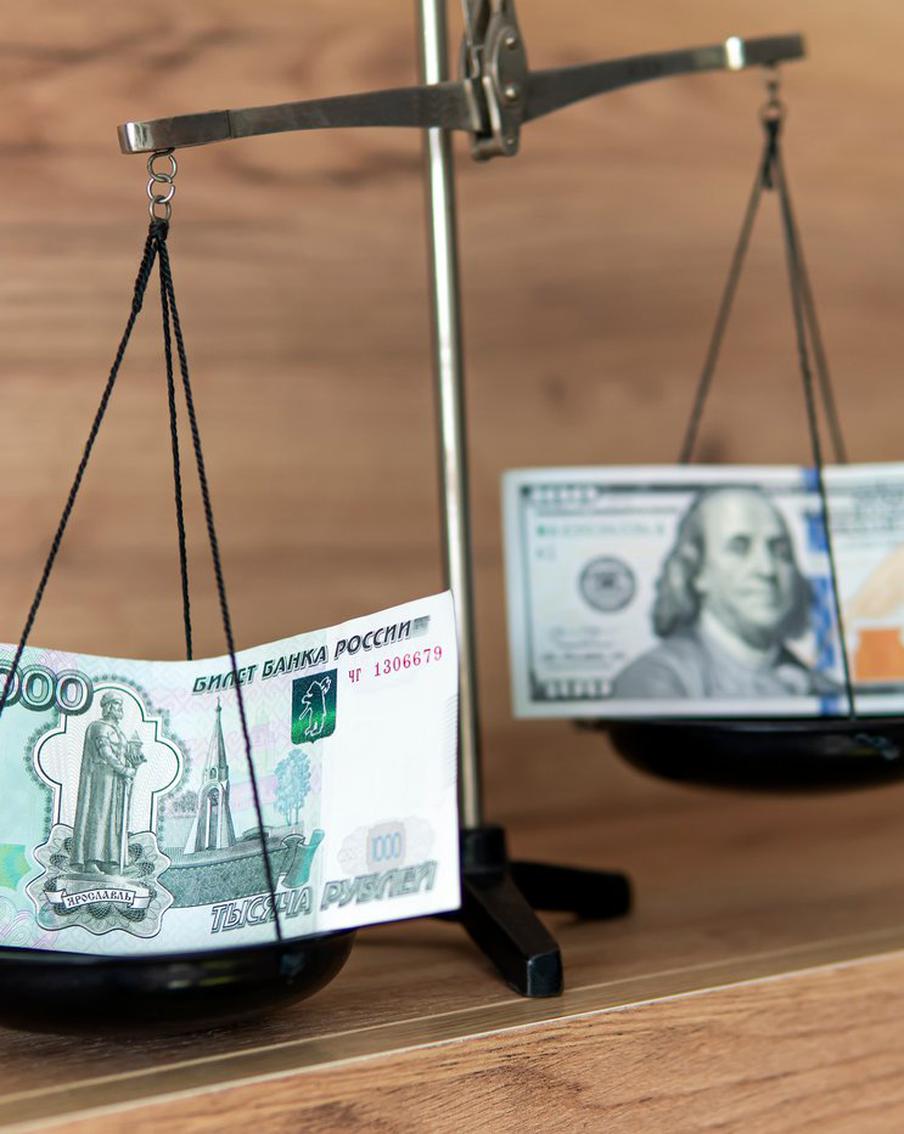 "Ни одного шанса на крепкий рубль": Греф и аналитики пророчат резкую девальвацию