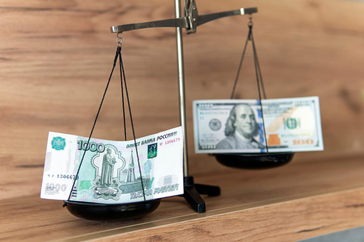 "Ни одного шанса на крепкий рубль": Греф и аналитики пророчат резкую девальвацию