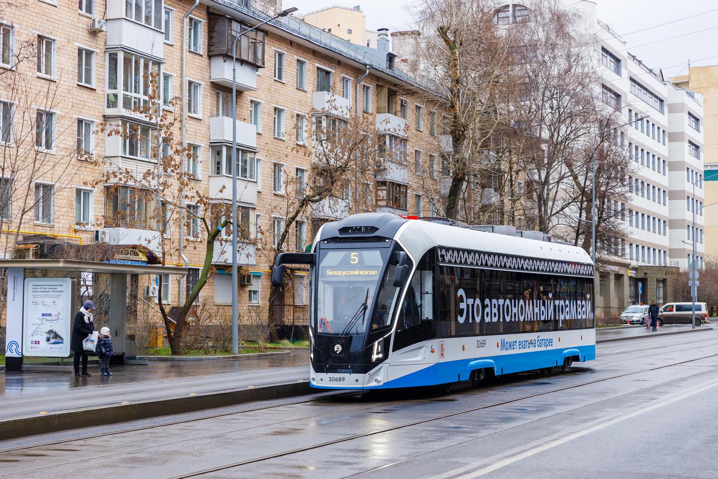 Более 100 приподнятых платформ обустроили на трамвайных остановках Москвы за год