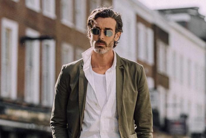 Стильный мужской гардероб на весну: 10 универсальных вещей для сотни образов