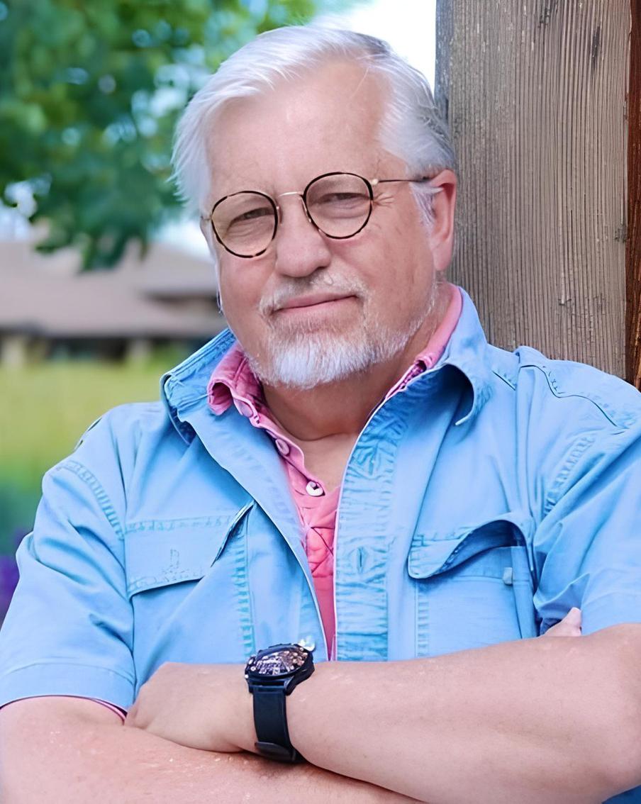 Американский фантаст Дэн Симмонс скончался на 78-м году жизни в Колорадо. Писатель-фантаст, получивший за годы творчества 12 премий "Локус", Дэн Симмонс скончался в США в возрасте 77 лет. Причиной смерти стал инсульт