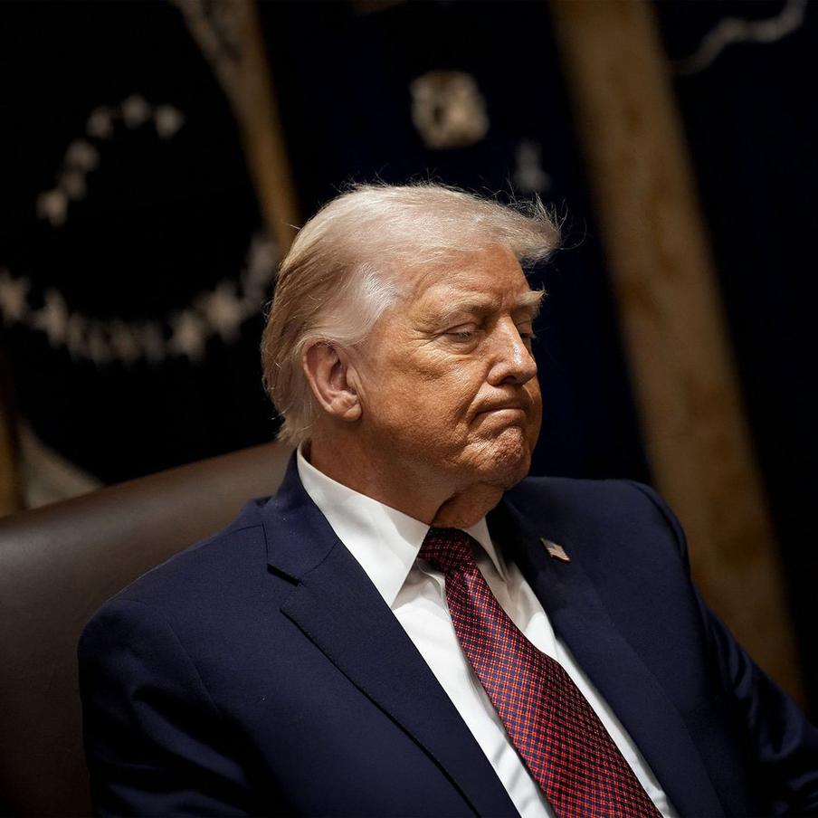 Трамп объявил о начале масштабной военной операции против Ирана. Президент США Дональд Трамп выступил с заявлением о начале крупномасштабной военной операции против Исламской Республики Иран. В своём видеообращении, опубликованном в социальной сети Truth Social, господин Трамп обвинил иранское руководство в проведении "бесконечной кампании насилия и массовых убийств" против США и их союзников