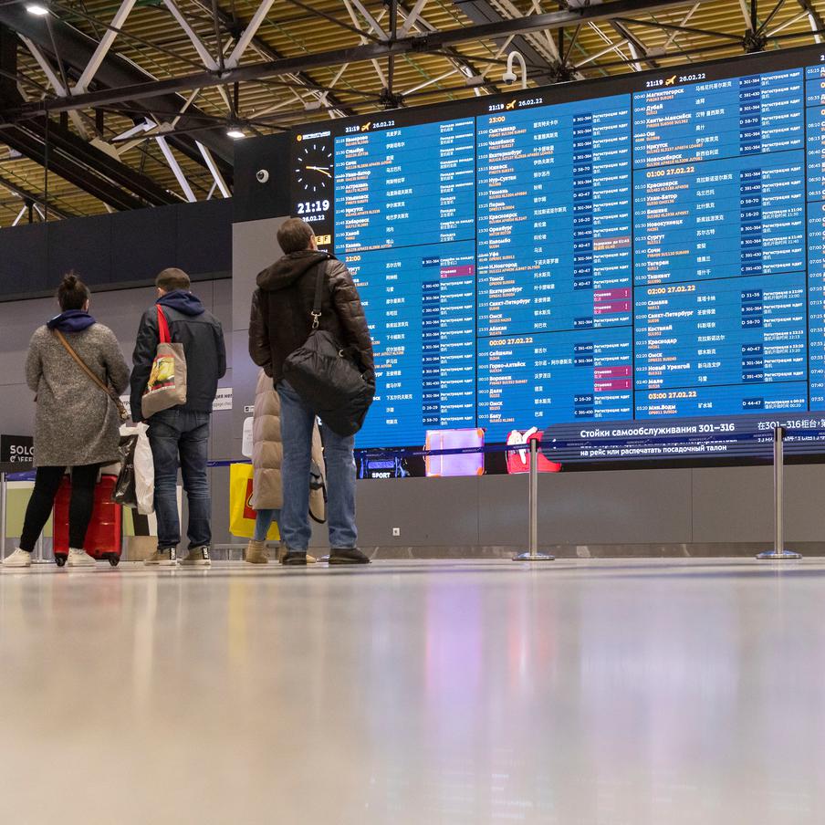 Российские авиакомпании корректируют расписание рейсов в Дубай из-за Ирана. На фоне закрытия Ираном воздушного пространства российские авиакомпании начали корректировку расписания рейсов из Москвы и Санкт-Петербурга в Дубай