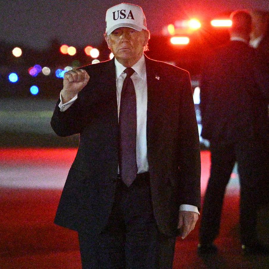 Президент США Дональд Трамп призвал народ Ирана к свержению режима аятолл. Американский президент заявил на фоне начала спецоперации в Иране, что "час свободы" для населения страны приближается