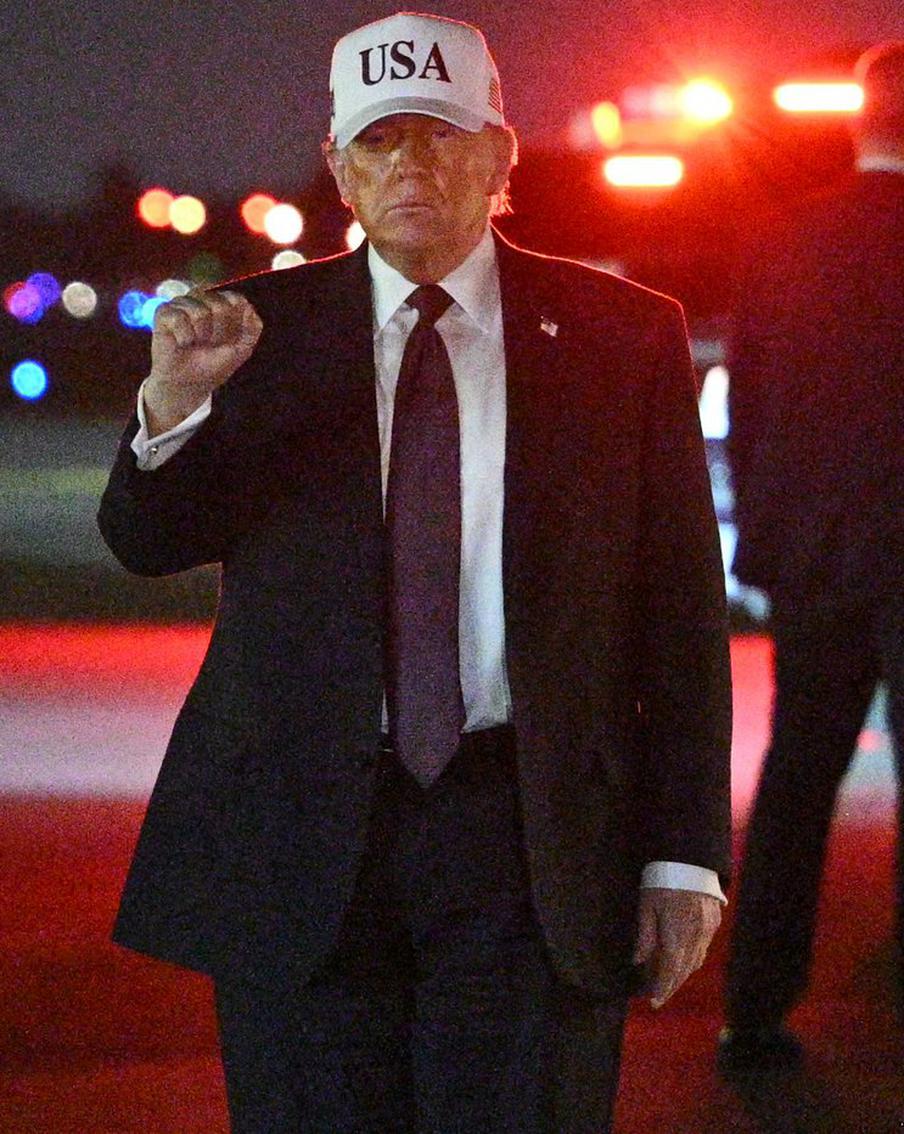 Президент США Дональд Трамп призвал народ Ирана к свержению режима аятолл. Американский президент заявил на фоне начала спецоперации в Иране, что "час свободы" для населения страны приближается