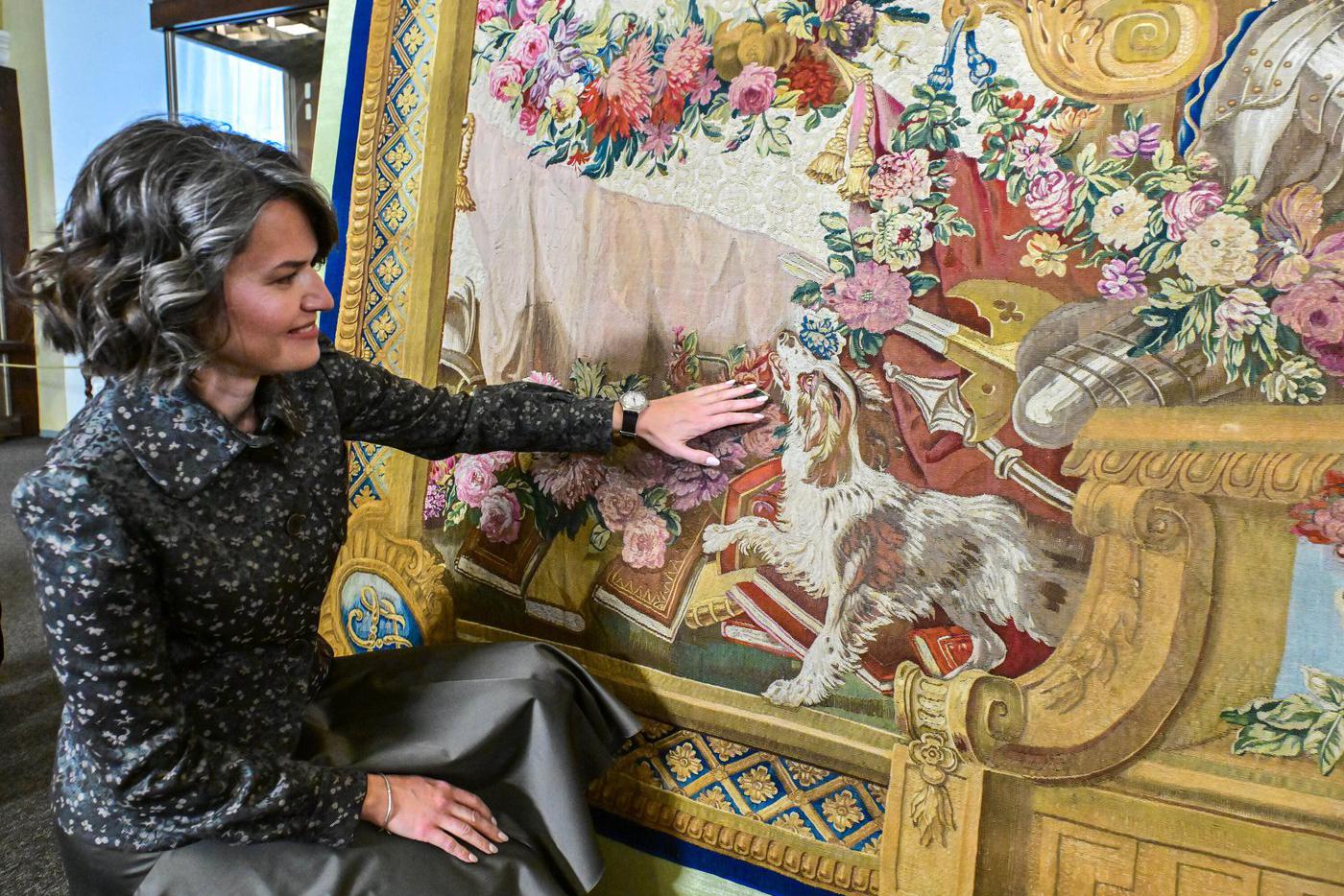 Заведующая сектором реставрации Музеев Московского Кремля Елена Мухер показывает результат работы своей мастерской.