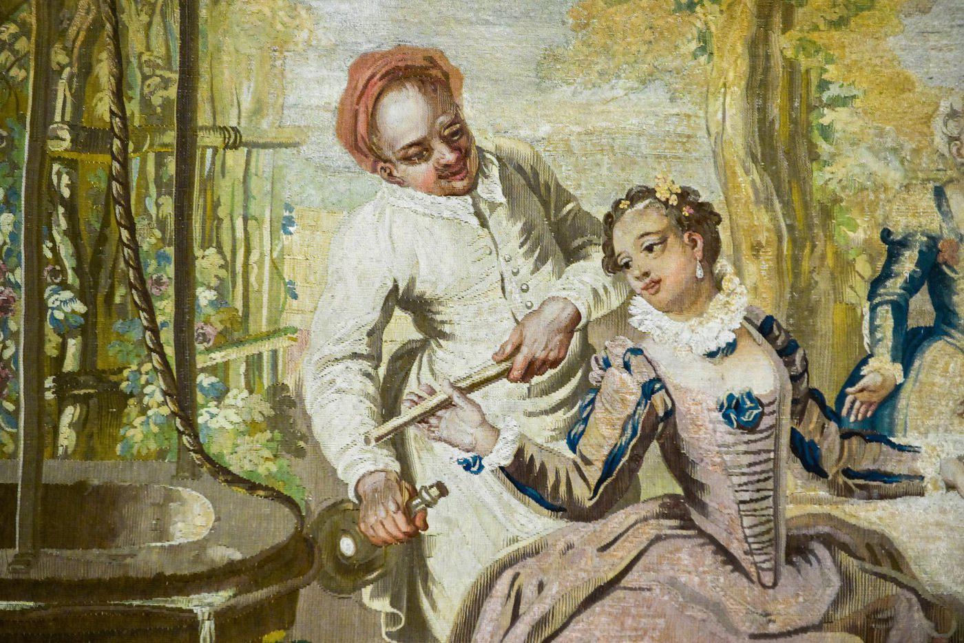 Фрагменты гобелена "Дон Кихот с девицами постоялого двора" (1761).