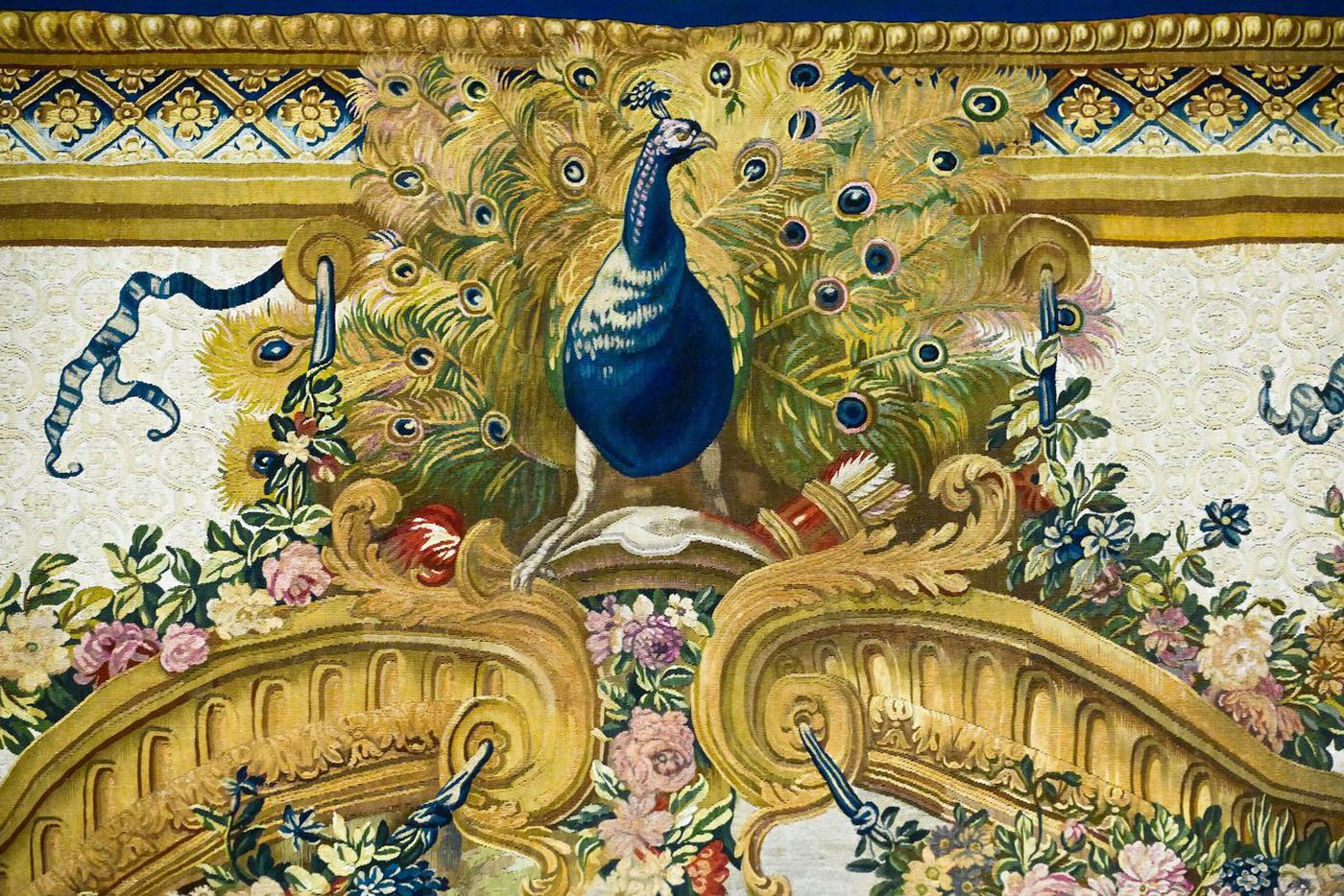 Фрагменты гобелена "Дон Кихот с девицами постоялого двора" (1761).