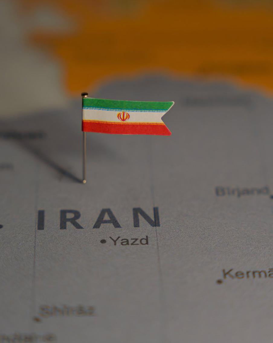 Reuters: в результате ударов по Ирану погибли несколько командиров КСИР. Согласно информации, полученной из иранского источника, близкого к высшему руководству страны, в результате совместных атак американских и израильских сил были убиты несколько высокопоставленных офицеров Корпуса стражей исламской революции (КСИР) и политических деятелей Ирана