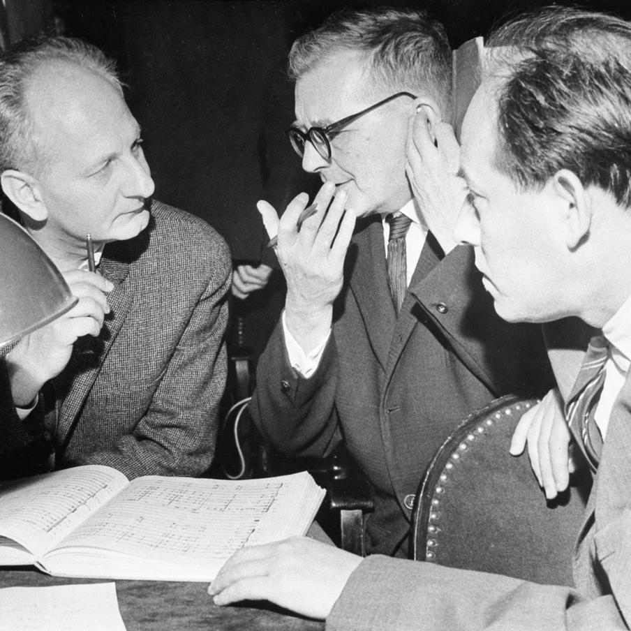 Дмитрий Шостакович (в центре) беседует во время антракта с дирижёрами Венгерского оперного театра во время премьеры "Катерины Измайловой". 17 января 1965 г.