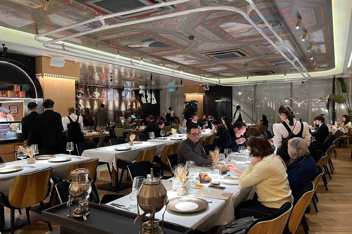 Портреты "Машенек" повсюду: и на потолке, и на стене.