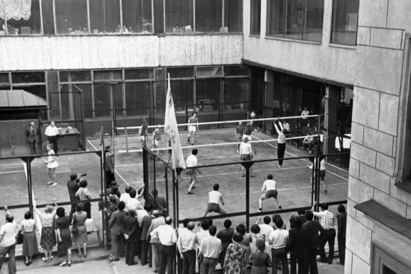 Спортивные площадки на территории Института точной механики и вычислительной техники. 1970-е. Предоставлено Тамарой Бурцевой (Мельниковой).