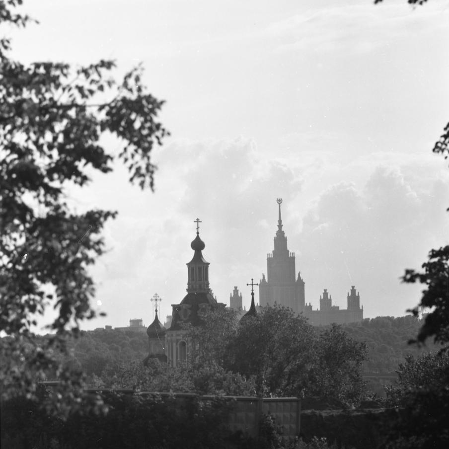 Борис Томбак. Вид на Андреевский монастырь и МГУ. 1980-е гг.