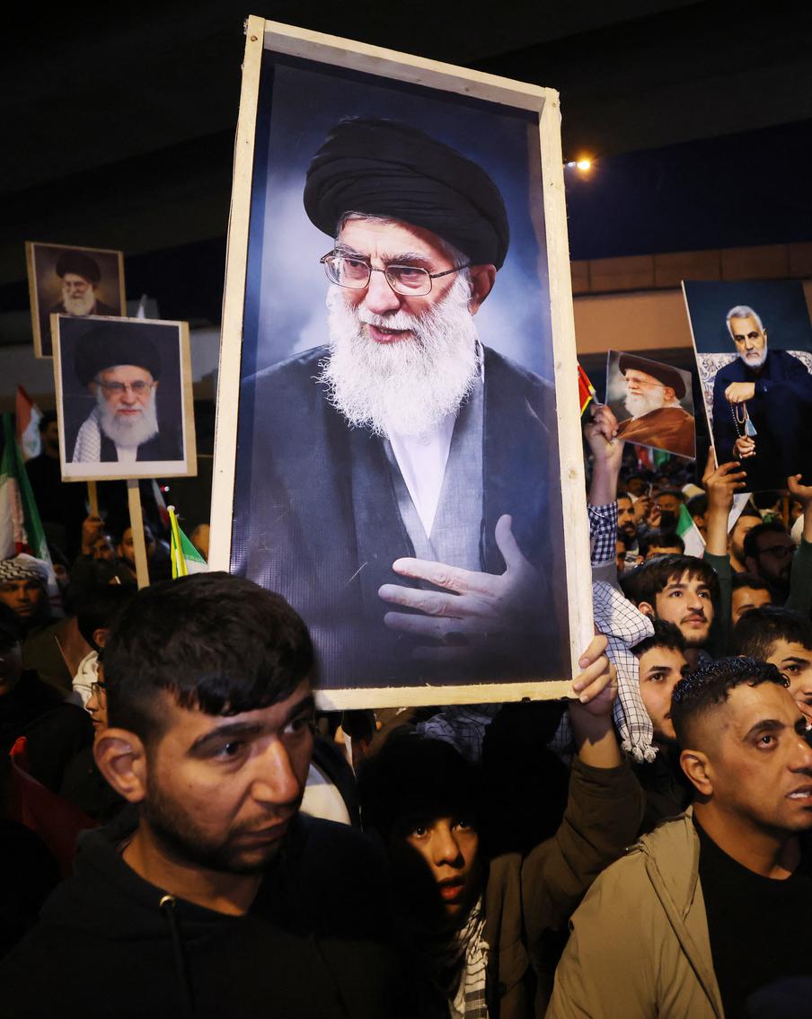 Иранские власти официально подтвердили гибель верховного лидера Али Хаменеи. Верховный лидер Ирана Али Хаменеи погиб в ходе американо-израильских ударов по территории страны. Это официально признали власти, несмотря на попытки опровержения данной информации в течение дня