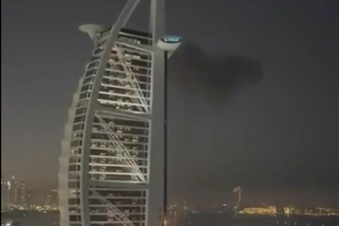 Экстренные службы ликвидировали пожар в отеле  Burj Al Arab, известном по всему миру как здание-парус