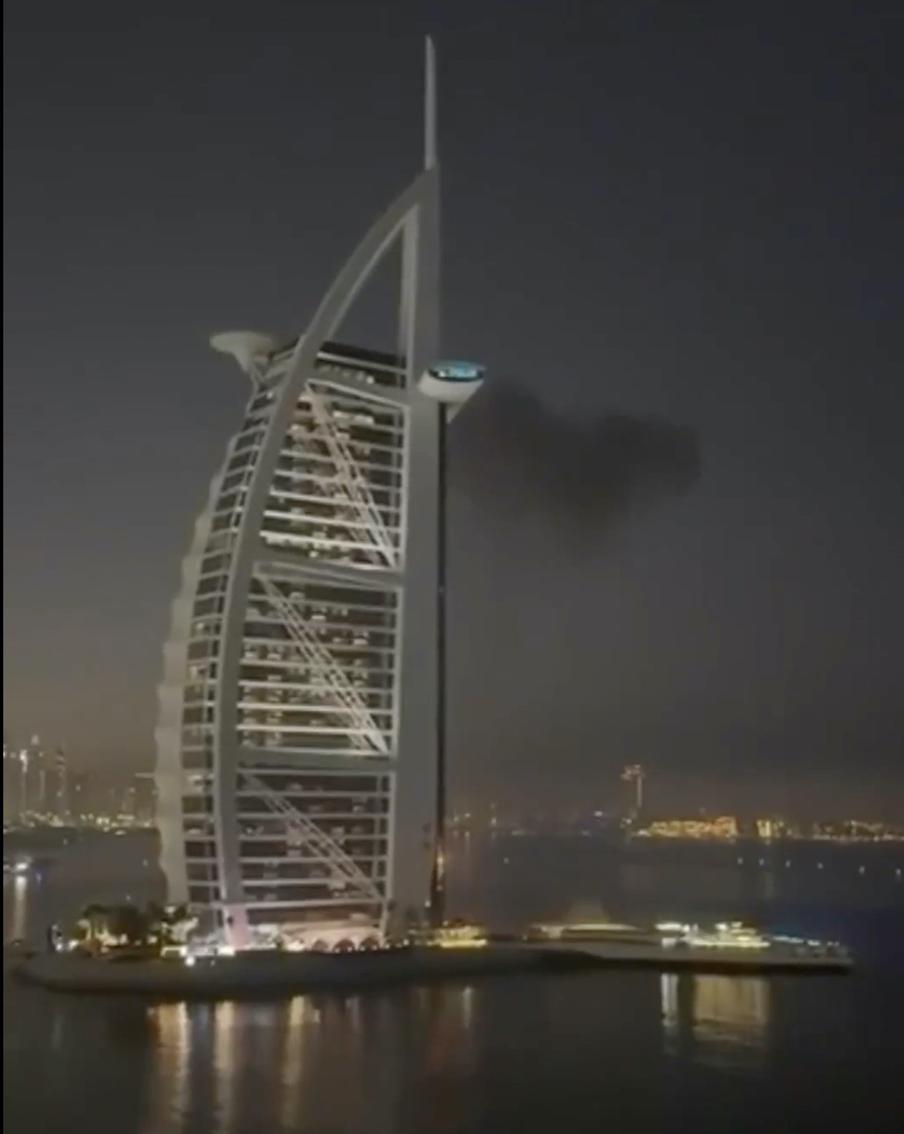 Начавшийся из-за атаки дрона пожар в дубайском отеле Burj Al Arab ликвидирован