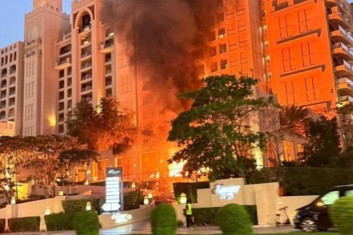 Четыре человека пострадали при падении обломков ракеты около популярного у россиян отеля в Дубае