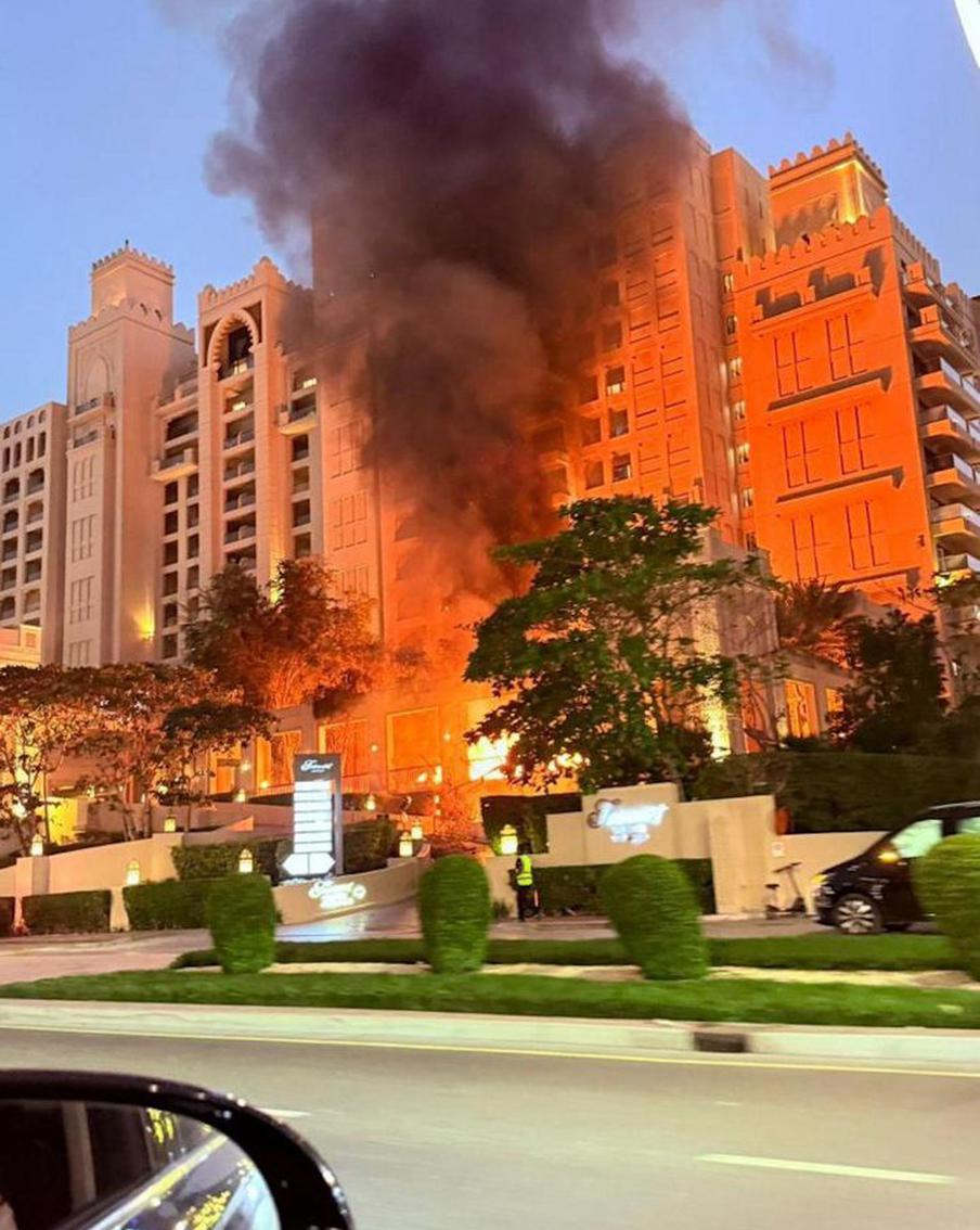 Около популярного у россиян отеля Fairmont The Palm в Дубае упала ракета. Обломки иранской ракеты упали на территории недалеко от популярного у российских туристов отельного комплекса. В ходе инцидента пострадали четыре человека, их гражданство в данный момент неизвестно