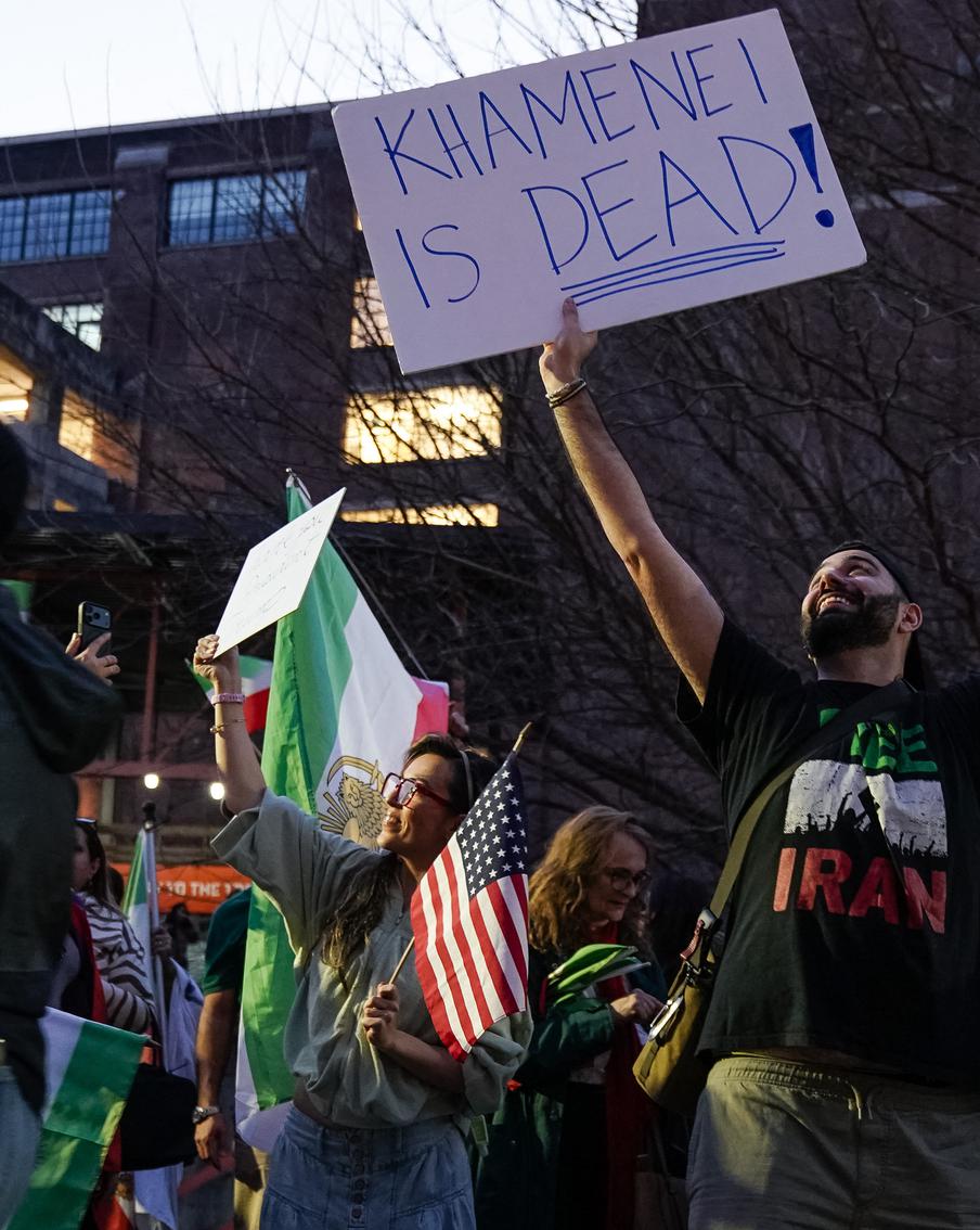 Некоторые иранцы порадовались известию о гибели верховного лидера Хаменеи. Гибель верховного лидера Али Хаменеи расколола иранское общество на тех, кто поддерживает власти страны и их противников, радующихся гибели общественного лидера