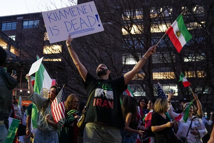 Жители Ирана разделились во мнениях относительно убийства американскими военными верховного лидера Али Хаменеи