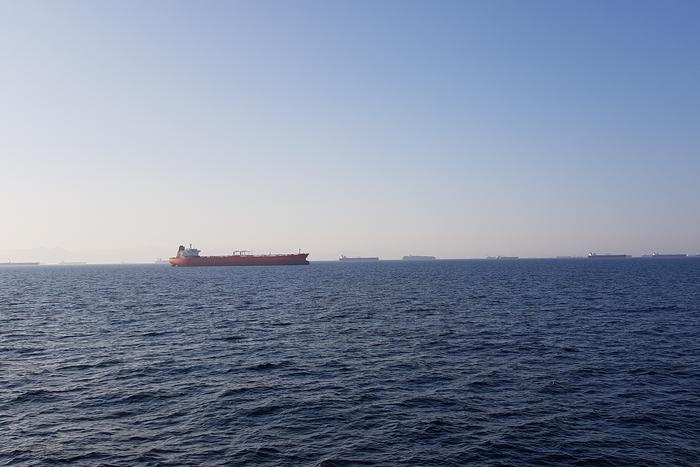 Власти Ирана закрыли для судоходства Ормузский пролив из-за чего могут резко взлететь цены на нефть