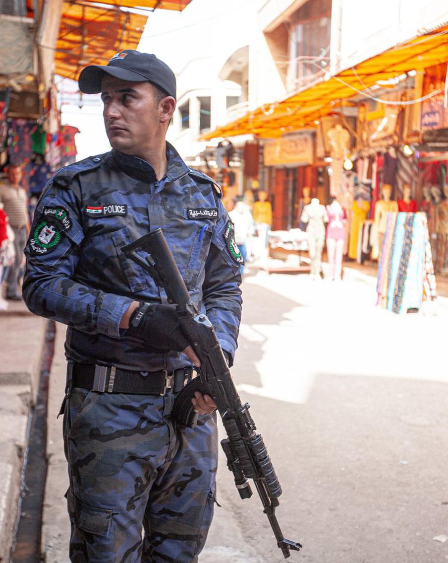 На Ближнем Востоке вспыхнули антиамериканские акции после гибели Хаменеи. Масштабные акции протеста, направленные против Соединенных Штатов, прошли в ряде стран Ближнего Востока после гибели Верховного лидера Ирана Али Хаменеи. В Багдаде сторонники иракских шиитских группировок пытаются прорваться к американскому посольству, расположенному в "зеленой зоне"