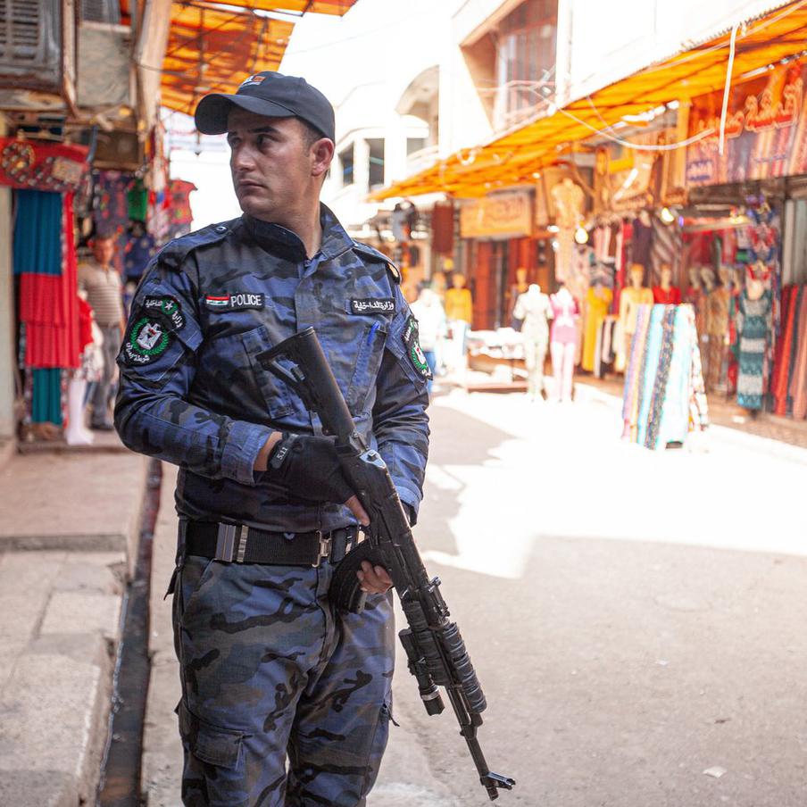 На Ближнем Востоке вспыхнули антиамериканские акции после гибели Хаменеи. Масштабные акции протеста, направленные против Соединенных Штатов, прошли в ряде стран Ближнего Востока после гибели Верховного лидера Ирана Али Хаменеи. В Багдаде сторонники иракских шиитских группировок пытаются прорваться к американскому посольству, расположенному в "зеленой зоне"