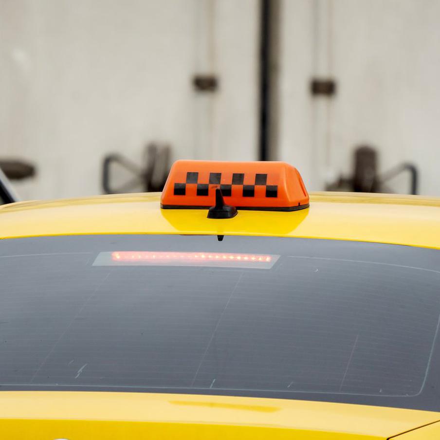 Вступил в силу закон об использовании отечественных автомобилей в такси. С 1-го марта начал действовать закон о локализации такси. Теперь, чтобы попасть в реестр такси автомобиль должен набрать установленное властями количество баллов локализации или быть выпущенным по инвестконтракту