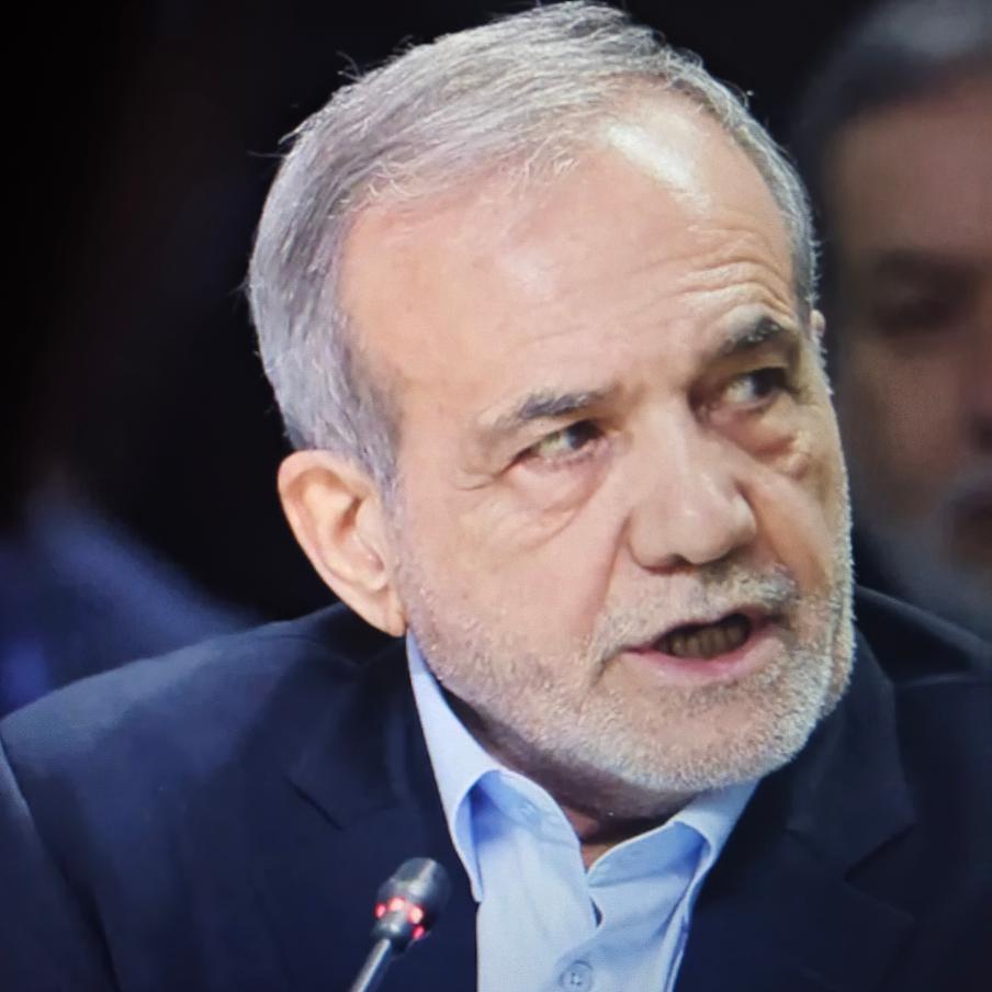 Президент Ирана Пезешкиан назвал убийство Хаменеи объявлением войны мусульманам. Иранский лидер Масуд Пезешкиан заявил, что убийство верховного лидера Ирана Али Хаменеи в ходе совместной американо-израильской операции является объявлением войны со стороны США и Израиля всем мусульманам мира