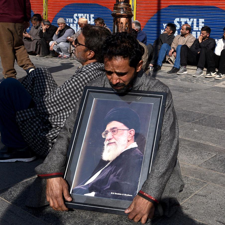 Израилю и США в Иране объявили джихад после убийства Али Хаменеи. Иранский аятолла Макарем Ширази заявил о начале джихада (священной войны) против США и Израиля. Какие у этого решения будут последствия пока неизвестно