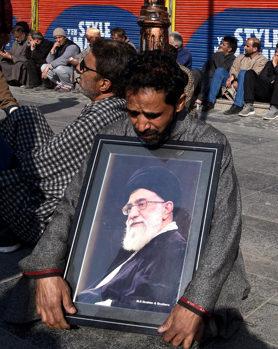 Израилю и США в Иране объявили джихад после убийства Али Хаменеи. Иранский аятолла Макарем Ширази заявил о начале джихада (священной войны) против США и Израиля. Какие у этого решения будут последствия пока неизвестно