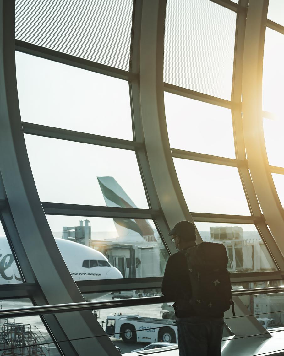 Около 20 тысяч российских туристов сейчас находятся на территории ОАЭ. Из-за закрытия власти ОАЭ воздушного пространства, отмены и переносов авиарейсов на территории страны в ожидании возможности вернуться домой находятся около 20 тысяч российских туристов